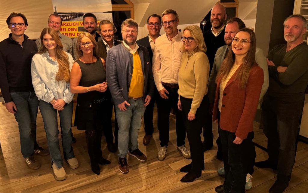Gruppenfoto bei der Mitgliederversammlung in den Seestub’n Percha am 20. Oktober 2026